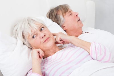 Snoring partenaire adulte plus âgé